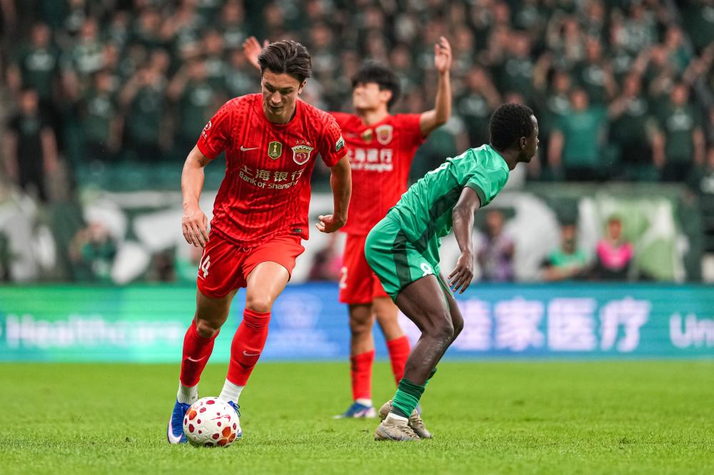 麦克马纳曼足球生涯全景回顾从利物浦飞翼到欧陆冠军传奇之路解析